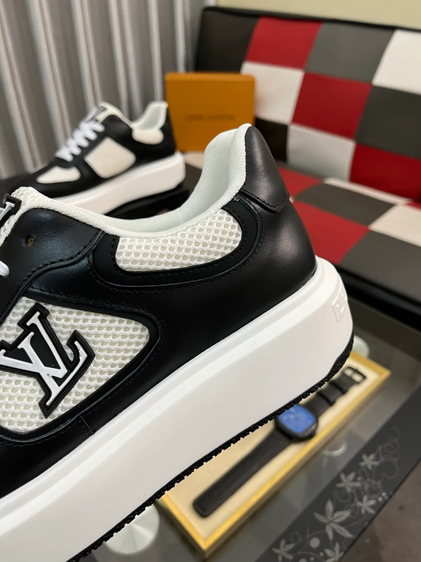 Men's shoes 💰458⌚️⌚️《Louis vuitton/LV Louis Vuitton》original quality.~ Unique modern style sneakers. 🏃A must-have casual shoe for trendy men😍😍 Original brand imported from Italy, imported original leather, cowhide lining (refuses to discolor and grind feet) sole: original sole provided by the original factory, French lazy style design ⚠️Fit to the feet, original quality, super comfortable original sole. Code number: 38-442️⃣Colors available